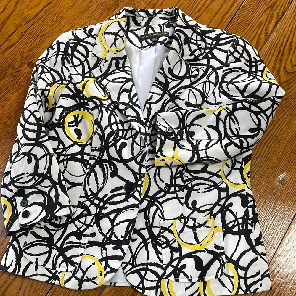 Harve’ Benard yellow and black blazer. Fully lined. Great condition. Size Medium